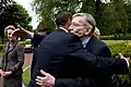 Barack Obama et Charles Payne, accolade d'un grand-oncle éloigné qui est un vétéran de la Seconde Guerre mondiale pour la commémoration du « D-day »  en France en 2009.