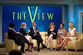 Les présentatrices de l'émission (de gauche à droite : Whoopi Goldberg, Barbara Walters, Joy Behar, Sherri Shepherd et Elisabeth Hasselbeck) interviewant le président américain Barack Obama le 29 juillet 2010.