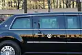 Barack Obama et sa fille aînée Malia saluant la foule à bord de "Cadillac One" lors de la parade sur Pennsylvania Avenue le jour de l'investiture présidentielle le 20 janvier 2009.