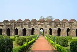 Une mosquée en pierre de l'époque du Sultanat