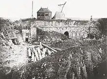 Fortification semi-enterrée et entourée de remblais en ruines