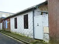 Deux baraques : une française à gauche, une canadienne à droite, dans le quartier de Saint-Marc à Brest