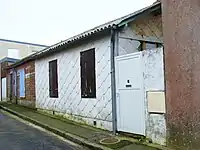 Deux baraques : une française à gauche, une canadienne à droite, au 4, rue de Reims à Brest Saint-Marc (2011).