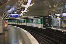 Quais de la ligne 4, en 2010, avecun MP 59 quittant la station.