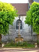 Le calvaire devant la façade sud-ouest de l'église.