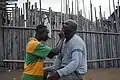 Un barbier exerçant son métier sur une plage à Abidjan.