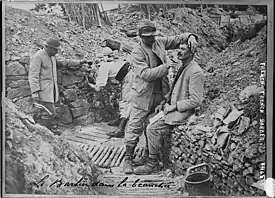 Barbier rasant un poilu dans une tranchée française, 1916-1917.