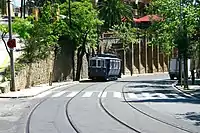 Le tramway bleu (Tram Blau) remontant l'avenue du Tibidabo depuis la place Kennedy.