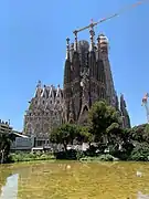 Vue de l'est, depuis la place Gaudi, avec la façade de la nativité,