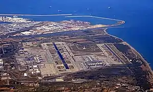 Nouvelle embouchure du fleuve, avec à sa gauche le port, à sa droite l'aéroport.