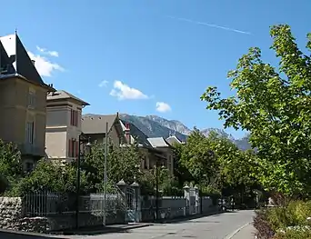 Rue avec enfilade de villas.