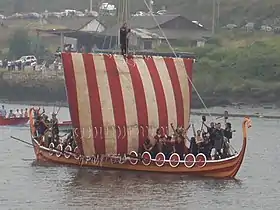 Navires vikings remontant la rivière Ulla lors du festival.