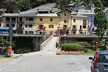 Le bourg de Bard vu depuis Hône (au-delà du pont de Bard)