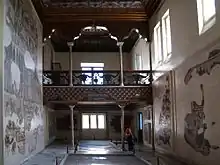 Salle d'Althiburos, ancienne salle de musique du palais avec une tribune et des mosaïques sur les murs et le sol.