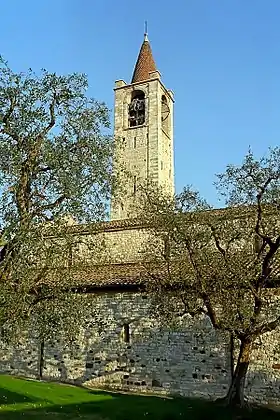 La façade nord et le clocher.