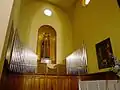 La statue en bois et l'orgue.