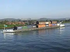 Barge à trois niveaux en direction du port de Renory.