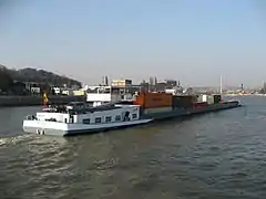 Barge à trois niveaux quittant le terminal du port de Renory.