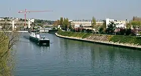 Péniche à côté de l'île de Chatou