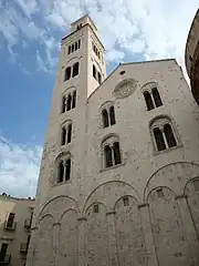 Le chevet avec le campanile.