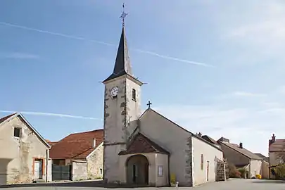 …et façade à l'ouest sur la place du village.