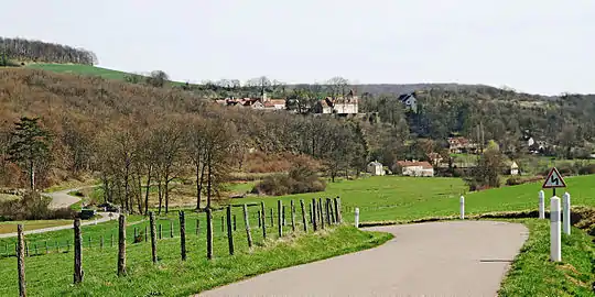 Le village sur sa colline depuis la vallée de la Tille.