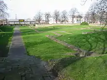 Les ruines - Dépôt de la chaîne de distribution Comet (en) en arrière-plan.