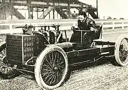 Barney Oldfield en 1903, sur une Ford 80 hp (record du monde des 10 miles).