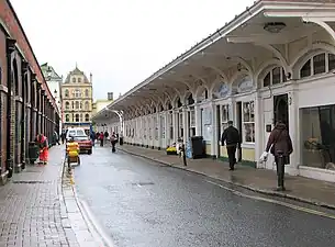 Butchers Row. Sur les 10 boucheries construites en 1855, il en reste 2, les autres magasins vendant des produits agricoles locaux.