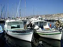  Deux bateaux aux étraves pointues