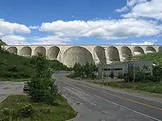 Le barrage Daniel-Johnson (Canada), barrage à voutes multiples