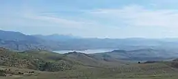 Barrage Gargar entre Ammi Moussa & Oued Rhiou. À l'arrière plan le massif de l'Ouarsenis.