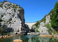 Le mur du barrage côté aval.