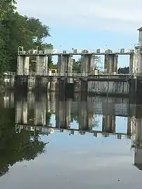 Le déversoir de la rive gauche en 2018.