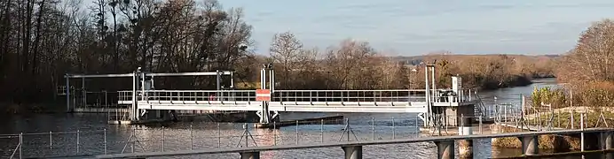 « Barrage de Gurgy » sur l'Yonne. Passe à poissons sur la gauche.