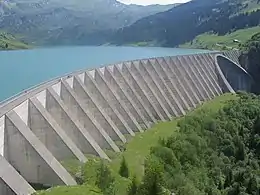 Le barrage de Roselend (bâti de 1955 à 1962) combine les techniques du poids et de la voûte, Savoie, France