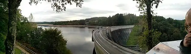 Vue sur le barrage et le lac depuis le belvédère.