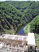 L'usine et la vallée de la Truyère à l'aval du barrage.