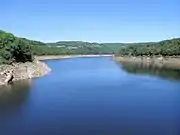 Le lac de retenue vu depuis le barrage.