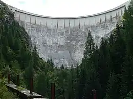 Barrage de Tignes, sur l'Isère, avec la fresque du géant.