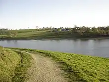 Le plan d'eau de la Cantache, vue partielle