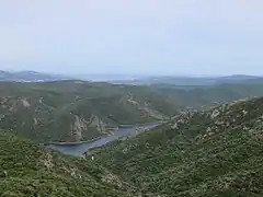 Barrage de la Verne vu depuis la piste de la Capelude.