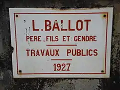 La plaque de fin de travaux.