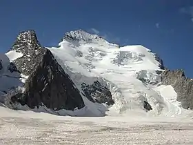 Face nord de la barre des Écrins, avec le dôme de neige des Écrins à droite et la barre Noire à gauche.