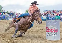 Compétition de barrel racing, ou course autour de tonneaux