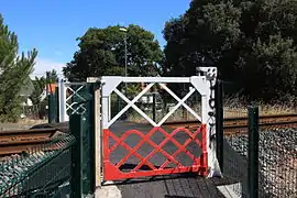 Une des nombreuses barrières de passage à niveau pour piétons de la ligne, à La Baule.