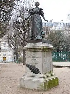 Monument à Maria Deraismes (1898, bronze restitué en 1983), Paris, square des Épinettes.