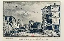 Illustration d'une barricade sur la rue Peyronnet à Neuilly en 1871. La barricade, située au premier plan, est constituée de sacs, de pavés et de gravats. Derrière elle, la rue et ses bâtiments portent les traces de bombardements. Certaines façades sont tombées, les seules maisons qui semblent y avoir échappé sont situées au dernier plan.
