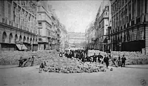 Barricade située place Vendôme avec au fond la place de l'Opéra.