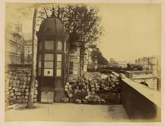Barricade au niveau du pont d'Arcole en 1871.